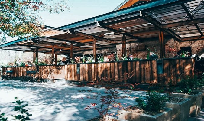 Almoçar em um Restaurante na Paseo Peatonal El Mañío