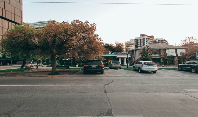 Passear ao longo da Alonso de Córdova